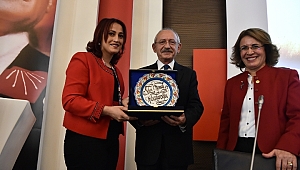 Chp’li Kadınların Favorisi Zerrin Ak