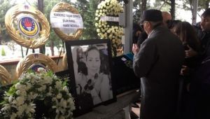 Hande Erçel, annesini son yolculuğuna uğurluyor