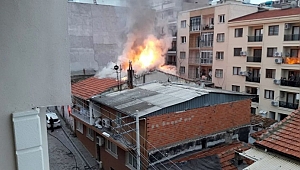 İzmir'de ev yangını mahalleliyi sokağa döktü