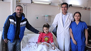 Poşeti bıçakla açmak istedi, bıçak gözüne battı
