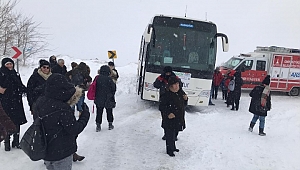 Tur otobüsü kar nedeniyle Bozdağ'da mahsur kaldı