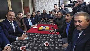 Yıldırım İzmir'de kahvehaneyi ziyaret etti