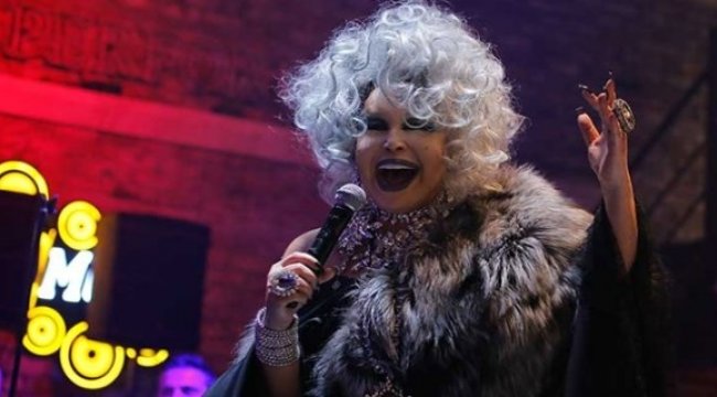 Bülent Ersoy stiliyle dikkatleri üzerinde topladı