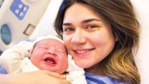 Buse Varol'dan oğlu ile ilk paylaşım!