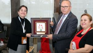 İhracatın yıldızları ebrulu plaketle ödüllendirildi