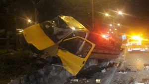 İzmir'de alkollü sürücü refüje daldı