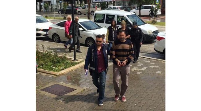 Çocuk parkındaki demir aksamları çalmaya kalktılar