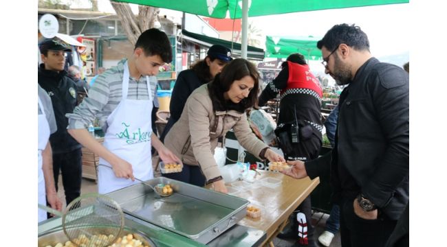 Foça’da Polisler Şehitler İçin Lokma Döktürdü