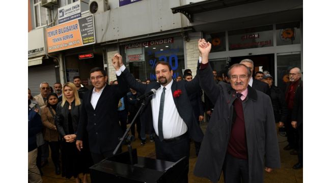 Gümrükçü Atatürk Anıtına Çelenk Sundu