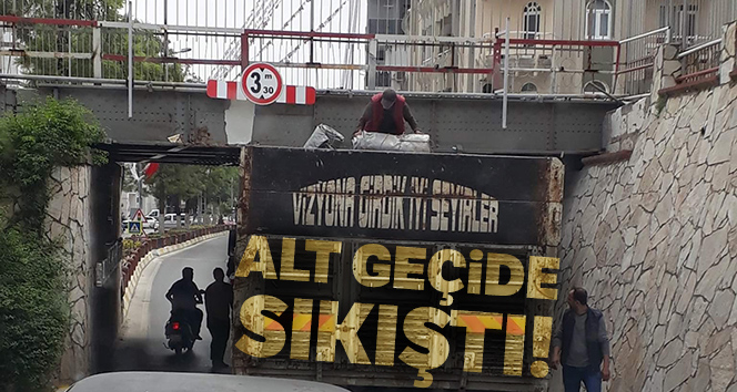 Alt geçide sıkışan kamyon uzun uğraşlar sonucu kurtarıldı
