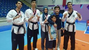 Bayraklı Taekwondo’da Madalyaya Doymuyor