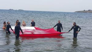 Güzelbahçeli dalgıçlar Ata’yı 20 metre derinlikte andı