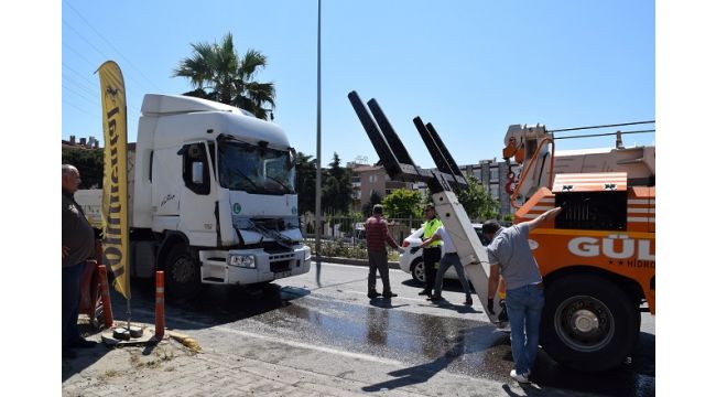 İzmir'de tır ile kamyon çarpıştı: 1 yaralı