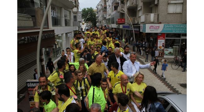 Menemenspor şampiyonluk kupasını coşkuyla kutladı