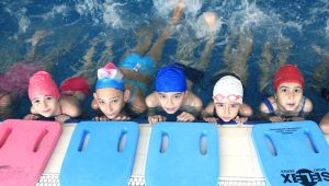  Bornova’da yaz-kış yüzme keyfi