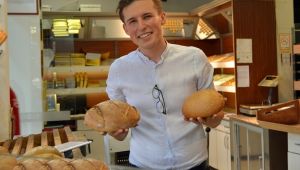  Ekmekte zehre genç “Tırpan”