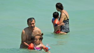 Kavurucu sıcaklar İzmirlileri bunalttı 