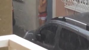  Sağanak yağışta eline sabun alıp yıkandı