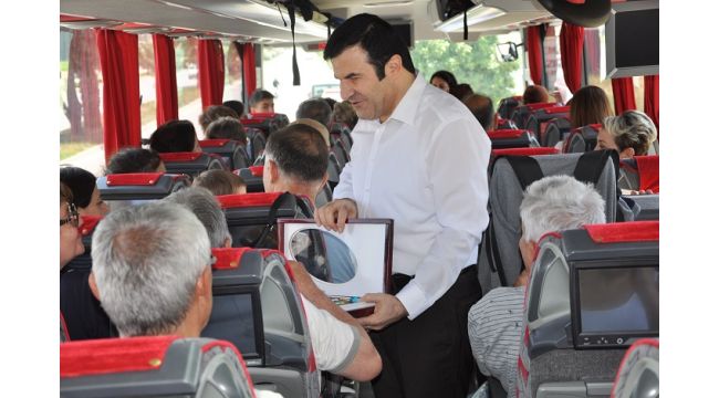 Tanrıseven'den sürücülere ve yolculara çikolata ikramı