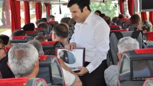 Tanrıseven'den sürücülere ve yolculara çikolata ikramı