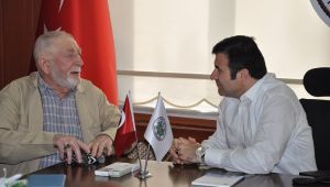 Tire Kaymakamı vatandaşların dertlerini dinliyor 