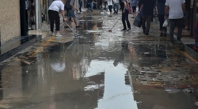 Yağmur'da İzmir'de bilindik manzaralar