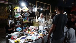 Yeni Foça’da gece pazarına yoğun ilgi 