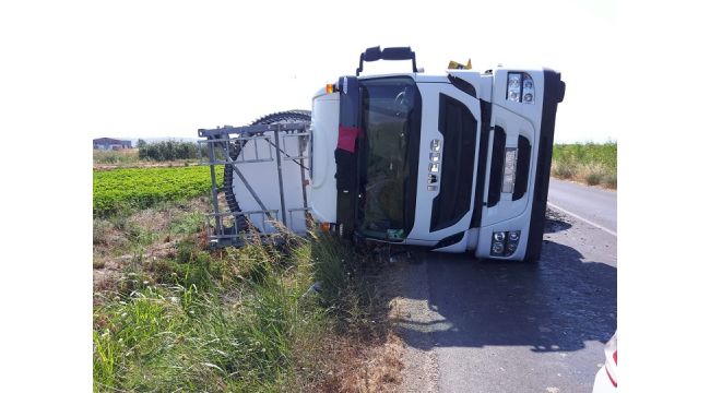 Menemen'de rüzgar türbininin kanadını taşıyan tır devrildi
