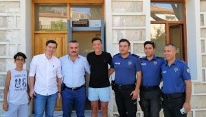 Mesut Özil'den Alaçatı'da polis merkezine ziyaret