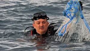 Pakdemirli, Çeşme'de hayalet ağlar için daldı