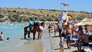 Atlı Jandarmalar Çeşme plajlarında göreve başladı