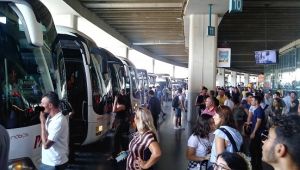 İzmir Otogarında bayram yoğunluğu