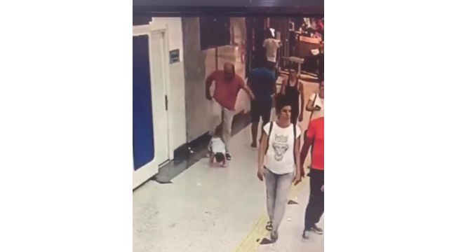 Minik çocuğa acımasız tekme kamerada