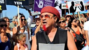  Ünlü tatil merkezinde kadın cinayetlerine kefenle tepki