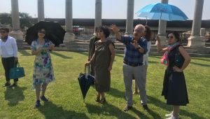 Çin Büyükelçisi'nin eşinden Kemeraltı ve Agora turu