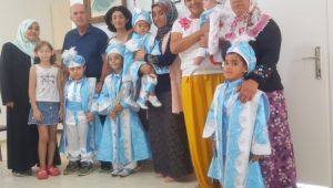 Muhtar mahallesinin çocuklarını sünnet ettirdi