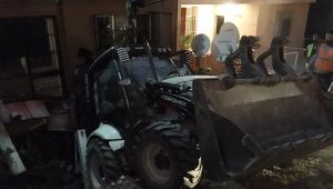 Park halindeki kepçe 5 katlı binaya daldı