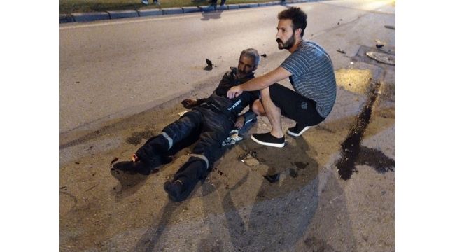 Refüjü aşan motosiklet otomobile çarptı