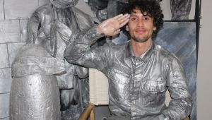  24 saat boyunca canlı heykel olup asker selamı verecek