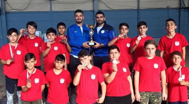 Bayraklılı güreşçiler madalyaları topladı