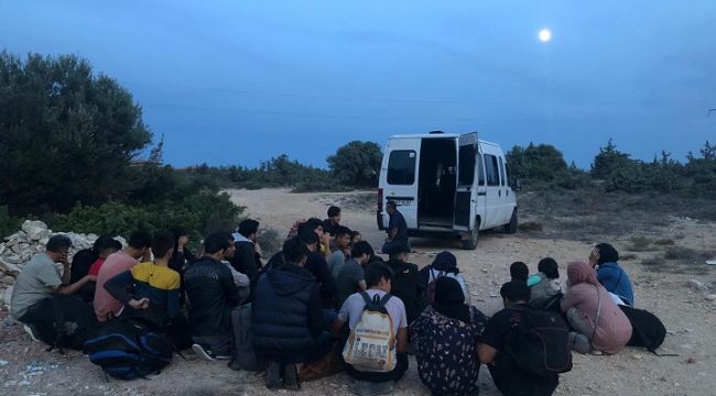 Çeşme’de 56 göçmen yakalandı