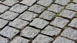 Kaldırım taşı “silah” sayıldı