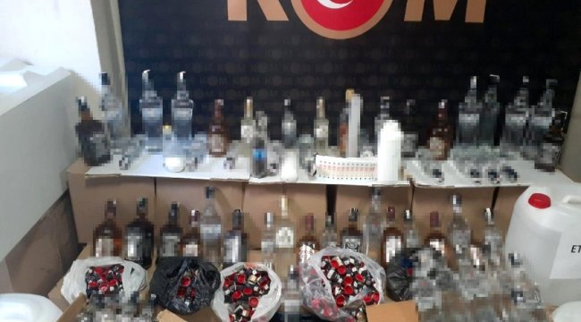 İzmir'de bin 251 litre sahte içki ele geçirildi, 7 kişi gözaltında