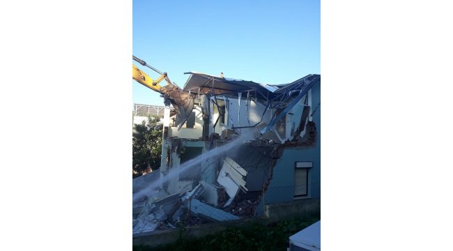 İzmir'de kaçak olduğu iddia edilen 7 ev yıkılıyor