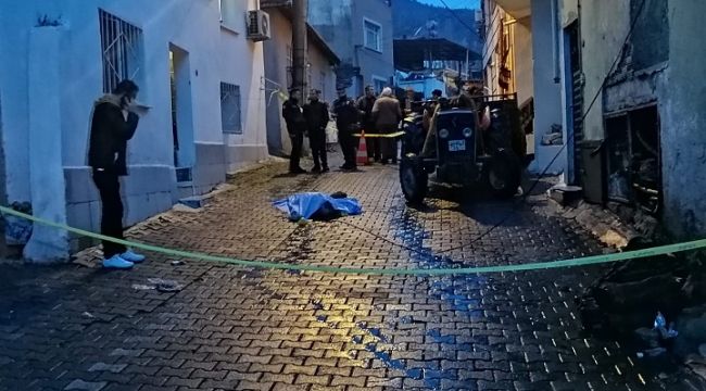 Çatıya çıkan adam ayağının kayması sonucu düşüp öldü