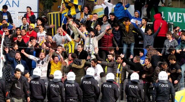 Çeşme Belediyespor-Alaçatıspor maçında tribünler karıştı