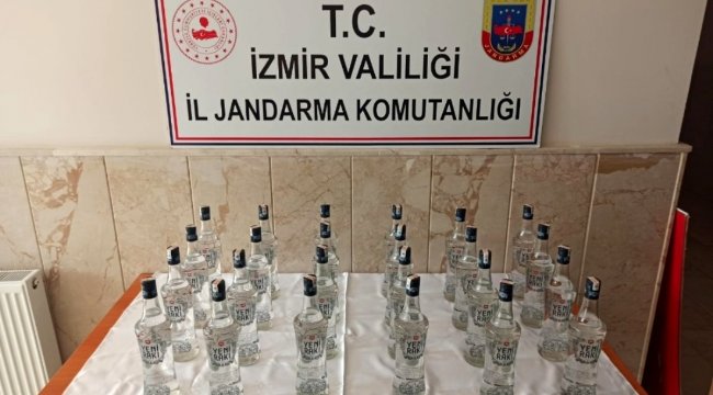 İzmir'de otomobil bagajında sahte rakı ele geçirildi