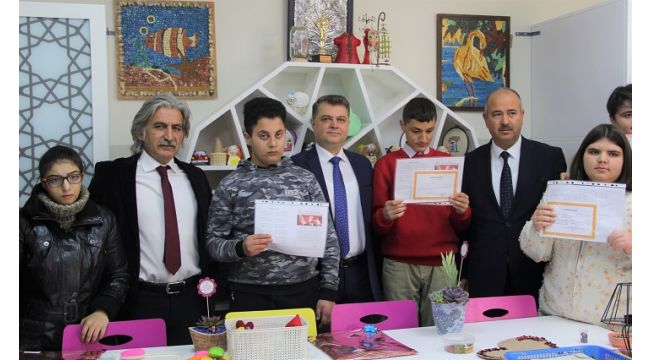 İzmir'de özel öğrencilerin karne heyecanı
