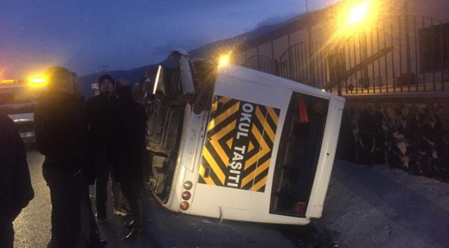 İzmir’de servis aracı devrildi: 8 yaralı