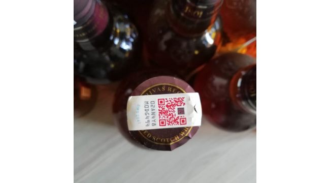 İzmir’deki markette çok sayıda sahte bandrollü içki ele geçirildi